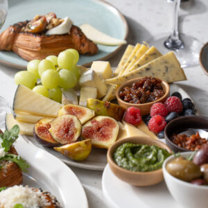 מגשי אירוח ירקות וסלטים